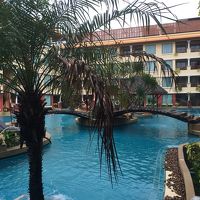 プールの雰囲気は良いがサービスが？