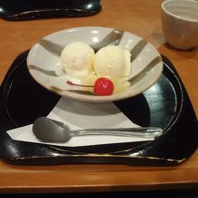食後にアイスクリームもいただきました。