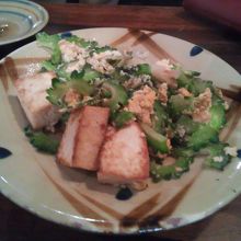 ど定番のゴーヤチャンプルがとびきりうまい。