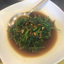 空芯菜。ニンニク醤油みたいな味でごはんが進む！