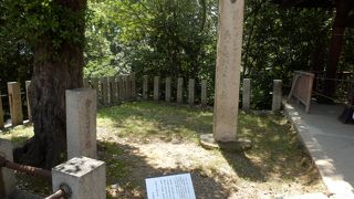 一本の石碑に4つの俳句が刻まれています