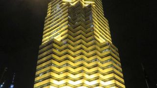 金色に輝くビル