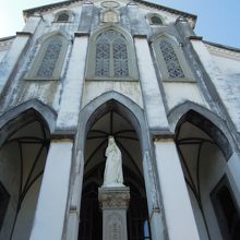 正面階段をほぼ登りきったところから撮影