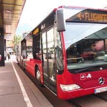 インスブルック中央駅からは、このFのバスが空港行きです