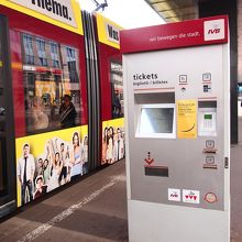 券売機でバスのチケットを買えます