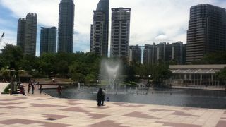 緑地が広がり噴水もある