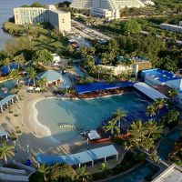 ベランダからプールを撮影