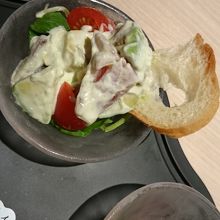 お摘まみ、前菜の小鉢も充実