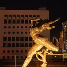 屋上には迫力ある彫刻が