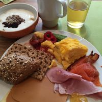 ある日の朝食。スモークサーモンがおいしい。