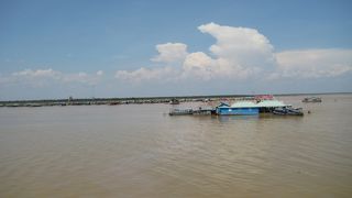 水上生活の村がある湖