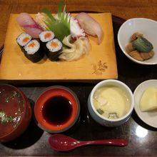 お昼のサービスランチです。