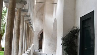 ドゥオーモ広場の喧騒がうそのように静かな空間でした