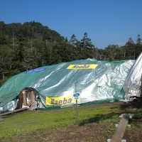 山頂の雪室。雪ソリができます