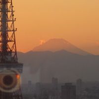 部屋から見える夕暮れの東京タワーと富士山