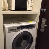 客室の洗濯乾燥機と電子レンジ、ポット