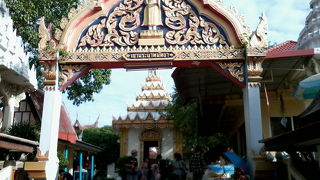 小さいお寺ですが多くの観光客が訪れていました。