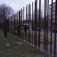 鉄杭が並ぶ様子は圧巻