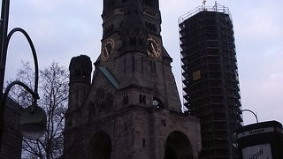 空襲の痕が痛々しい