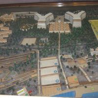 白いYの建物の間がロビー