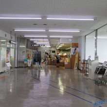 2階です。奥が売店、左が搭乗待合室です。