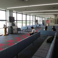 セキュリティエリア内の搭乗待合室です。