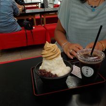 伊藤園の期間限定『氷ほうじソフトミルク』とアイスコーヒー。