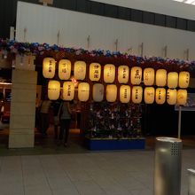 江戸前横丁には数多くの和食処が店を連ねている。