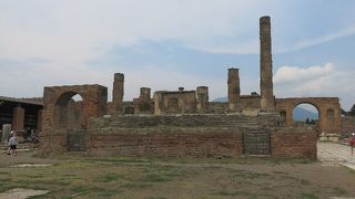 ギリシア式の神殿