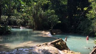 エメラルドグリーンの渓流