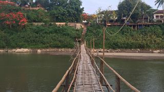 季節限定の竹製の橋がかかる川