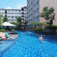 プールの周りにはプールアクセスのお部屋が並びます。