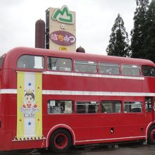 2階建てバスで購入したスイーツが食べれます