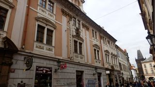 お土産屋が並ぶ