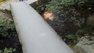 一枚石で架けられている