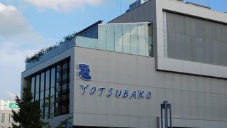 4つの箱が特徴的な建物