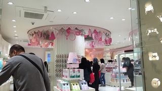 タレント化粧品の隣