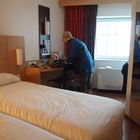 どこでスーツケース広げようか悩みましたが何とかなるもんです