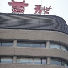 お店のロゴがビルの上にあるので見つけやすいです