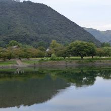 鏡のように川面に写った風景