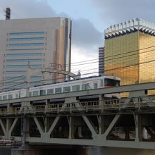 そばに東武鉄橋と墨田区役所・アサヒビール本社が見えます