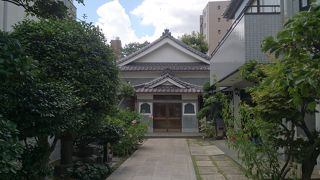 コンパクトでひっそりとしています。