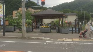 国道２３０号線沿いにあり