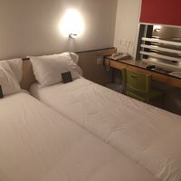 部屋。海側のツイン。ベッドが細い！