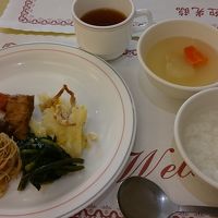 朝食。おかゆと野菜スープとおかず少し。十分です！