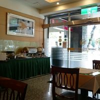 レストラン側の入り口を常に利用しました。駅からまっすぐ。