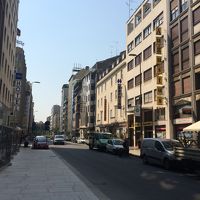 ミラノ中央駅近くの、３つ星ホテルが並んだ通りにあります。