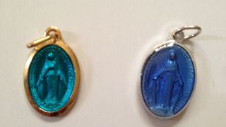 現地密着型の教会？奇跡のメダルのレプリカを求めてたくさんの人々が訪れるスポットです