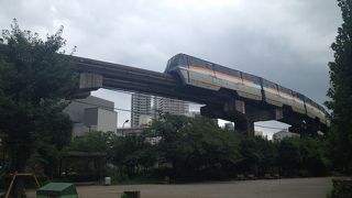 モノレールの下にあります