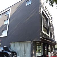 黒い建物です。